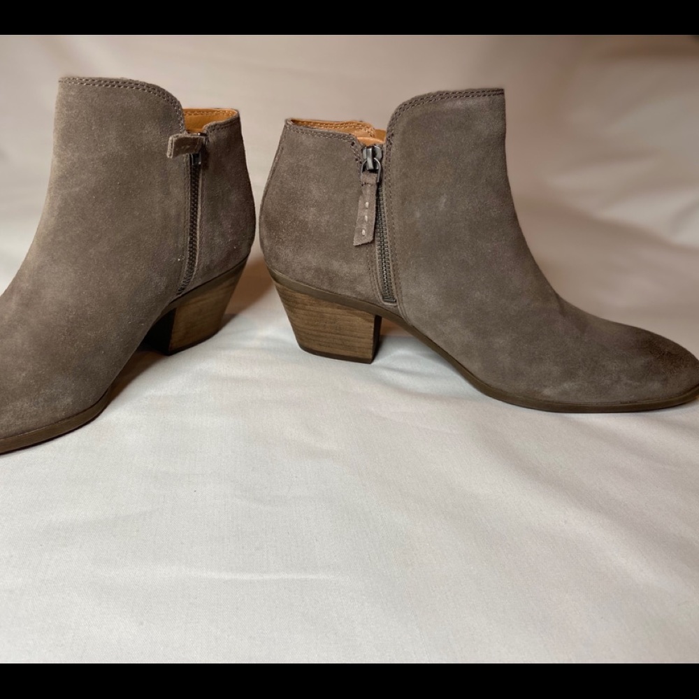 NEW FRYE Judith Ankle Zip Suede Bootie Size 9 NWOT - Picture 3 of 10